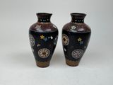 deux vases posés sur une surface blanche