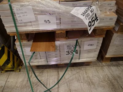 beaucoup de caisses en bois sur les étagères