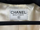 un gros plan sur l'étiquette d'une veste noir et blanc