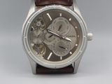 Gros plan sur une montre-bracelet avec un bracelet marron