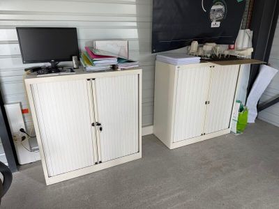 deux placards situés l'un à côté de l'autre dans la pièce