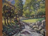 une peinture à l'huile représentant un ruisseau traversant une forêt remplie d'arbres