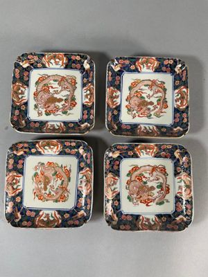 Quatre coupelles carrées en porcelaine Imari à décor de drag…