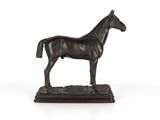 statue d'un cheval debout sur un socle posé sur une surface blanche