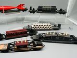 tout un tas de modèles réduits de trains et de bateaux posés sur une table