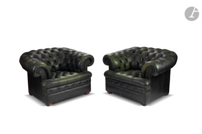 paire de fauteuils Chesterfield en cuir noir, avec accoudoirs capitonnés et boutons