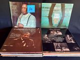 trois albums vinyles de styles musicaux variés sont empilés les uns sur les autres