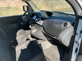 l'intérieur d'une voiture avec la porte ouverte et le siège du conducteur abaissé