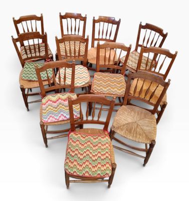 a lot of chairs that are arranged in a circle