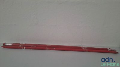 deux crayons rouges posés sur une surface blanche