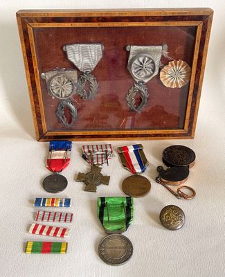 une photo d'une vitrine contenant des médailles et des médailles