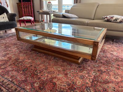 une table basse avec un plateau en verre dans un salon