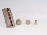 trois types de pièces différents et un étui en argent