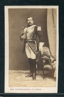 une vieille photo d'un homme en uniforme militaire tenant un fusil