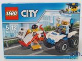 une boîte de véhicules de police Lego City dans la rue