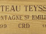 une boîte en bois sur laquelle est apposée une étiquette portant l'inscription « Château Tysierr »