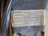 un gros plan d'un moteur sur lequel est apposée une étiquette
