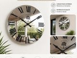 une image représentant une grande horloge avec des chiffres romains
