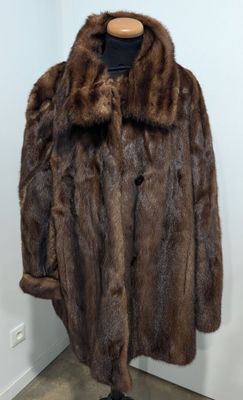 gros plan d'un manteau de fourrure sur un mannequin
