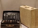 deux vieilles valises posées l'une à côté de l'autre sur une table
