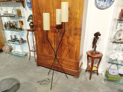 une grande armoire en bois sur laquelle sont posées deux bougies