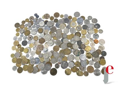 une pile de pièces de monnaie posée sur une surface blanche