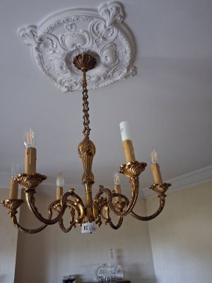 un lustre suspendu au plafond de la pièce