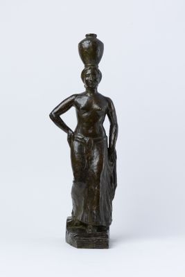 une statue en bronze représentant une femme portant un pot sur la tête