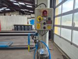 une machine qui se trouve dans un garage