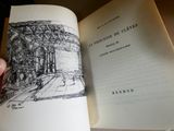 une personne tenant un livre sur lequel figure un dessin