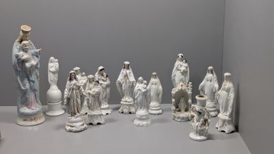 de nombreuses figurines posées sur une table