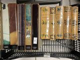 de nombreux livres qui se trouvent sur une étagère dans la pièce