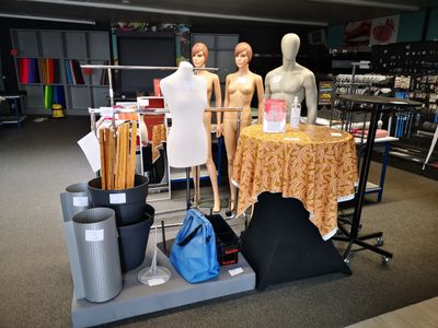 ENSEMBLE de mobilier d'agencement de magasin de LORIENT comp…