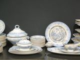 beaucoup d'assiettes et de bols sur la table