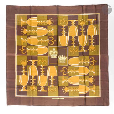 foulard carré jaune et marron, orné d'un motif de fleurs et de feuilles