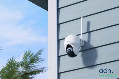 une image provenant d'une caméra de sécurité installée sur le mur latéral d'une maison