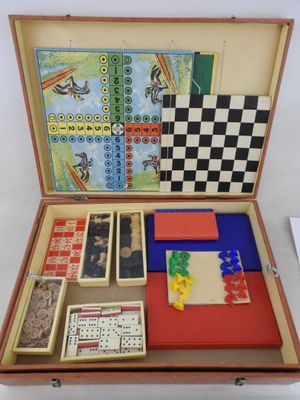 une boîte en bois contenant un jeu