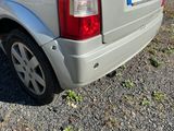 une photo d'une voiture garée sur un parking