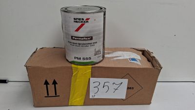 un pot de peinture posé sur une boîte en carton