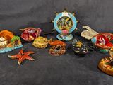 de nombreux types de figurines exposées sur la table