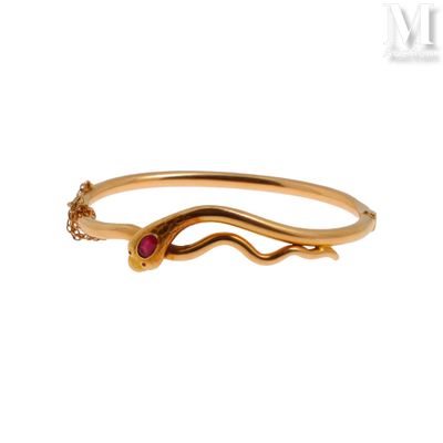 un gros plan d'un bracelet en or orné d'un serpent