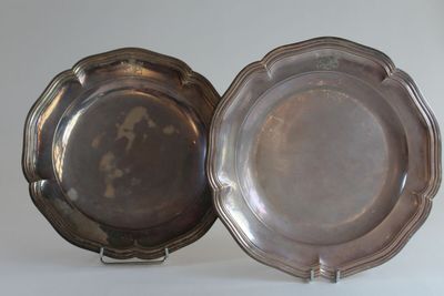 paire d'assiettes en métal argenté, à bords et rebords en relief