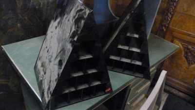 deux ordinateurs portables posés sur une table
