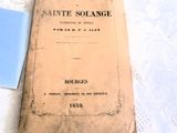 un livre posé sur une table à côté d'une feuille de papier
