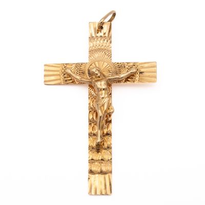 un gros plan d'une croix sur une surface blanche avec un fond blanc
