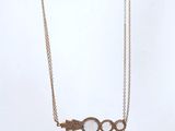 gros plan d'un collier sur fond blanc