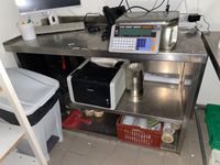 Un rangement bas en inox Dimensions : 87 x 140 x 65 cm envir…