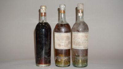 trois bouteilles de vin posées l'une à côté de l'autre sur une table