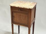 une petite table en bois avec un plateau en marbre