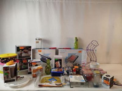 une table sur laquelle se trouvent de nombreux objets différents